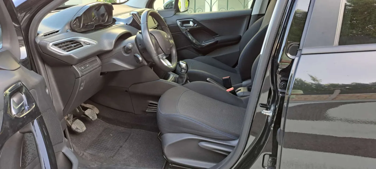 Peugeot 208 — fotografia 8