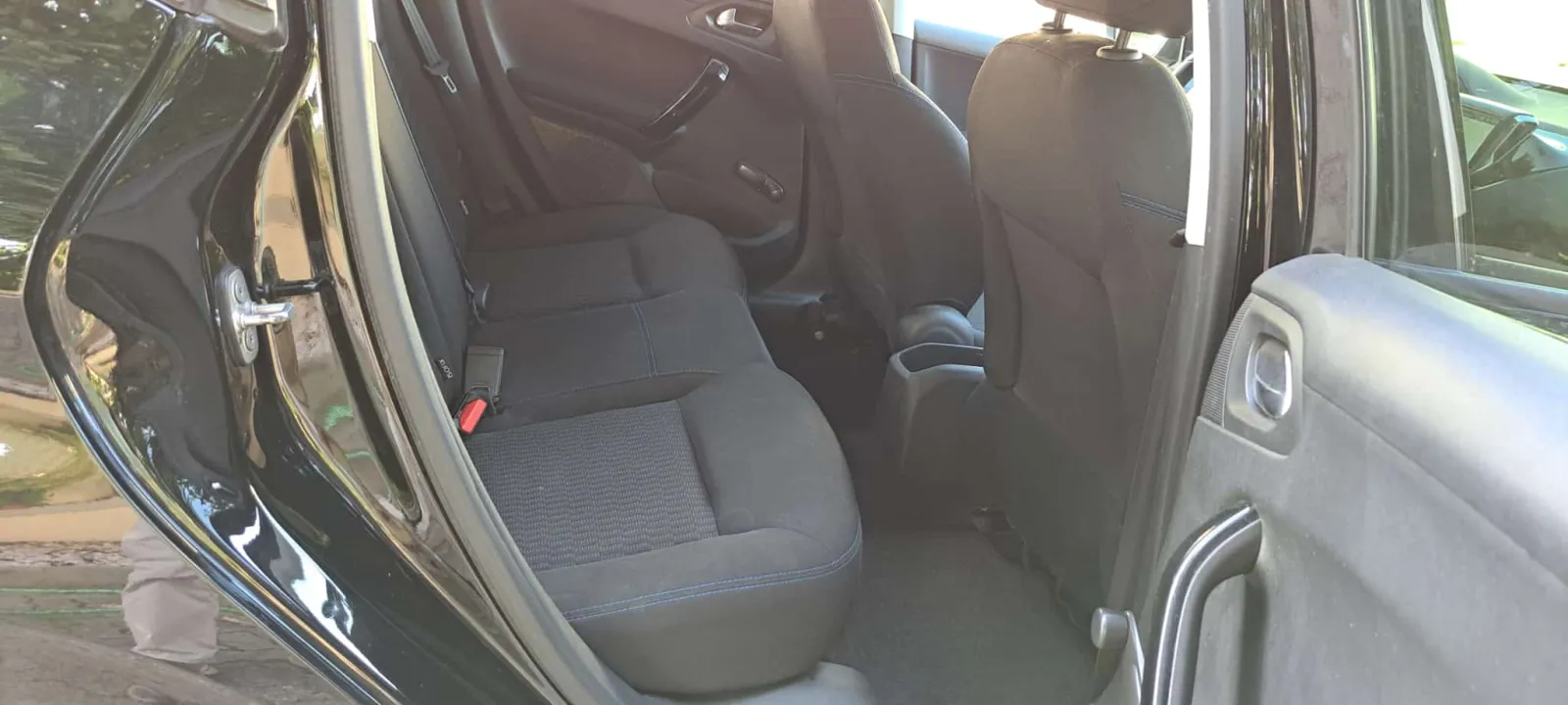 Peugeot 208 — fotografia 18