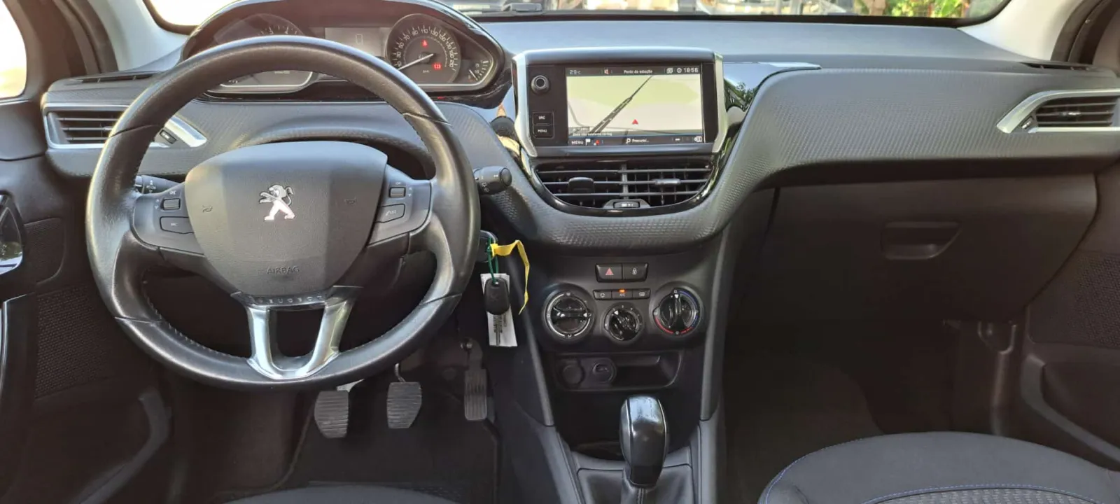 Peugeot 208 — fotografia 6