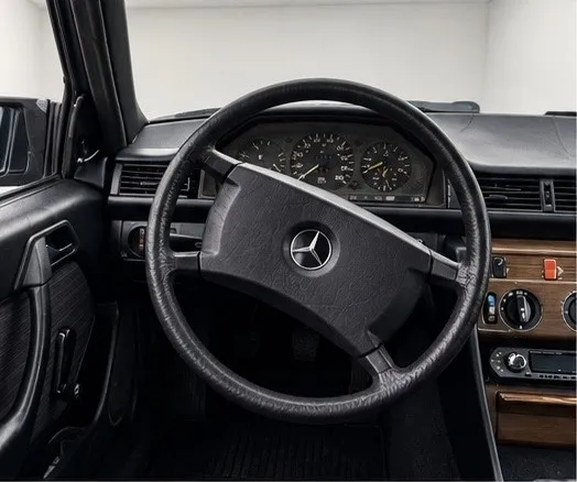 Mercedes-Benz 250D — fotografia 4